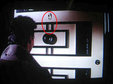 Does Vicki Vale's apartment number and door design make a stylized '9-11'?